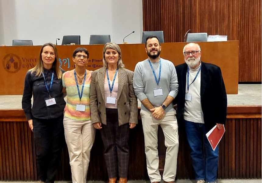 Equip investigador de l’informe <i>Amb el fang a la motxilla</i>. D’esquerra a dreta: Margarita Bakieva (UV), María Jesús Perales (UV), Piedad Sahuquillo (UV), Yohara Quilez (Save the Children) i Joan Maria Senent (UV).
